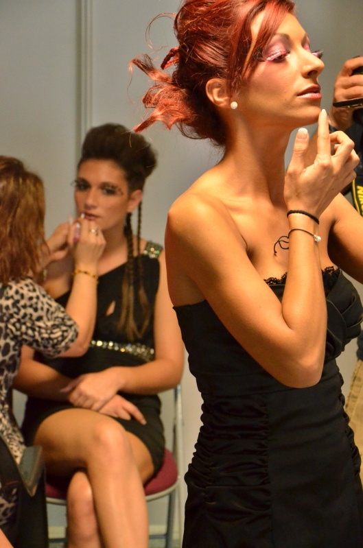 Ajustement du maquillage... Ajustement du maquillage...